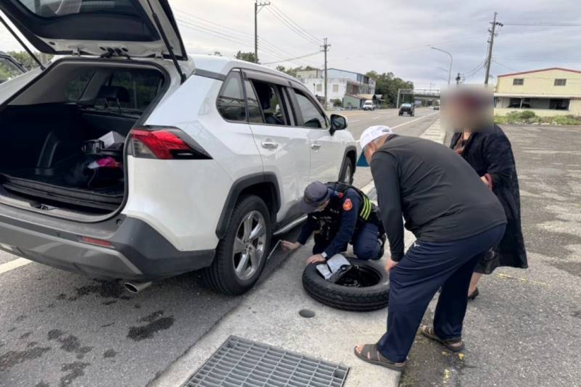 警員助女子更換爆胎 趕路無虞