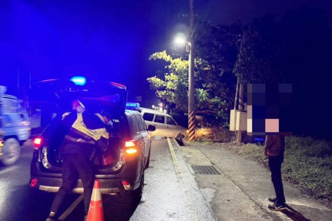 警方熱心救援倒車卡溝