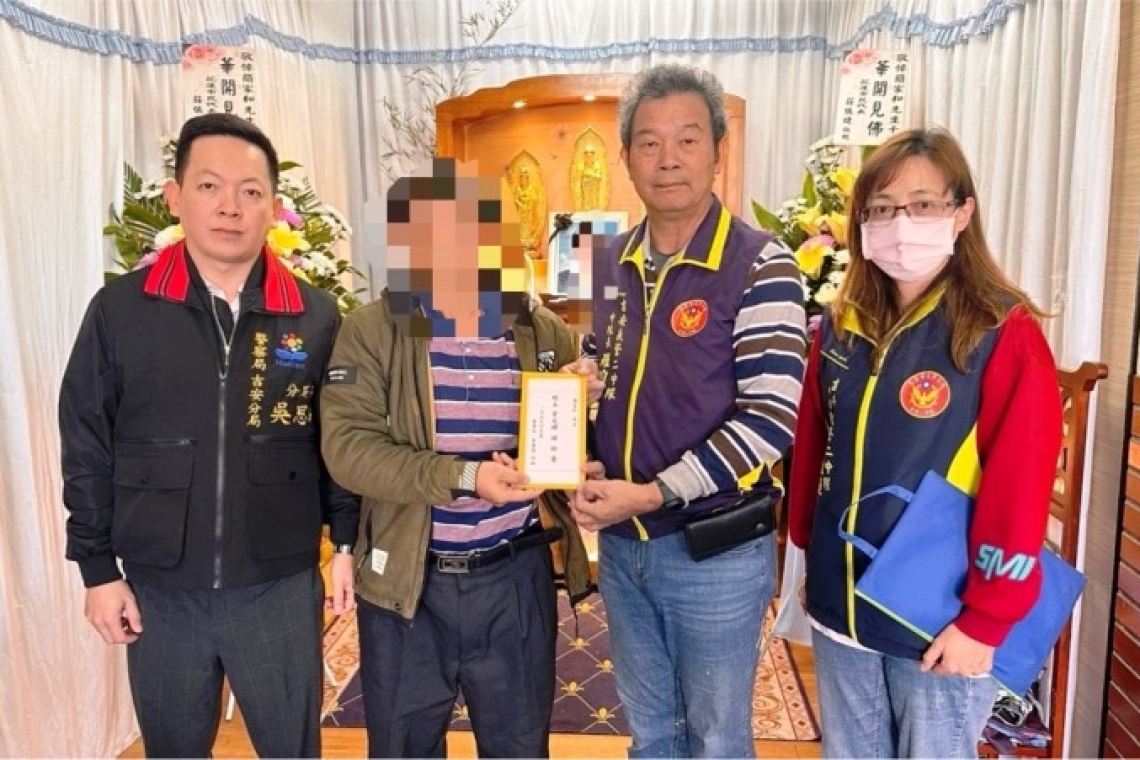 吉安警與義警第二中隊捐贈棺木與骨灰罐