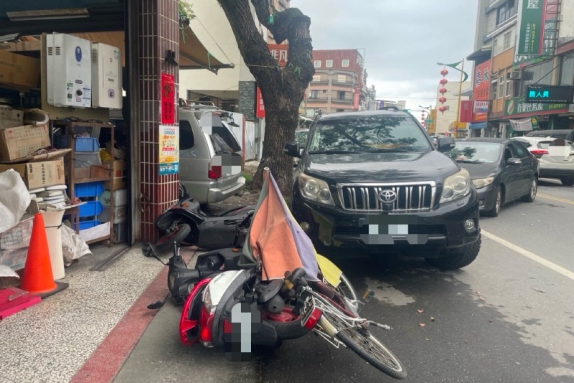 自撞驚魂！車輛失控撞毀路邊交通工具