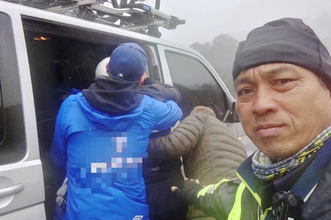 合歡山上見溫情∕警員暖心助外籍騎士 