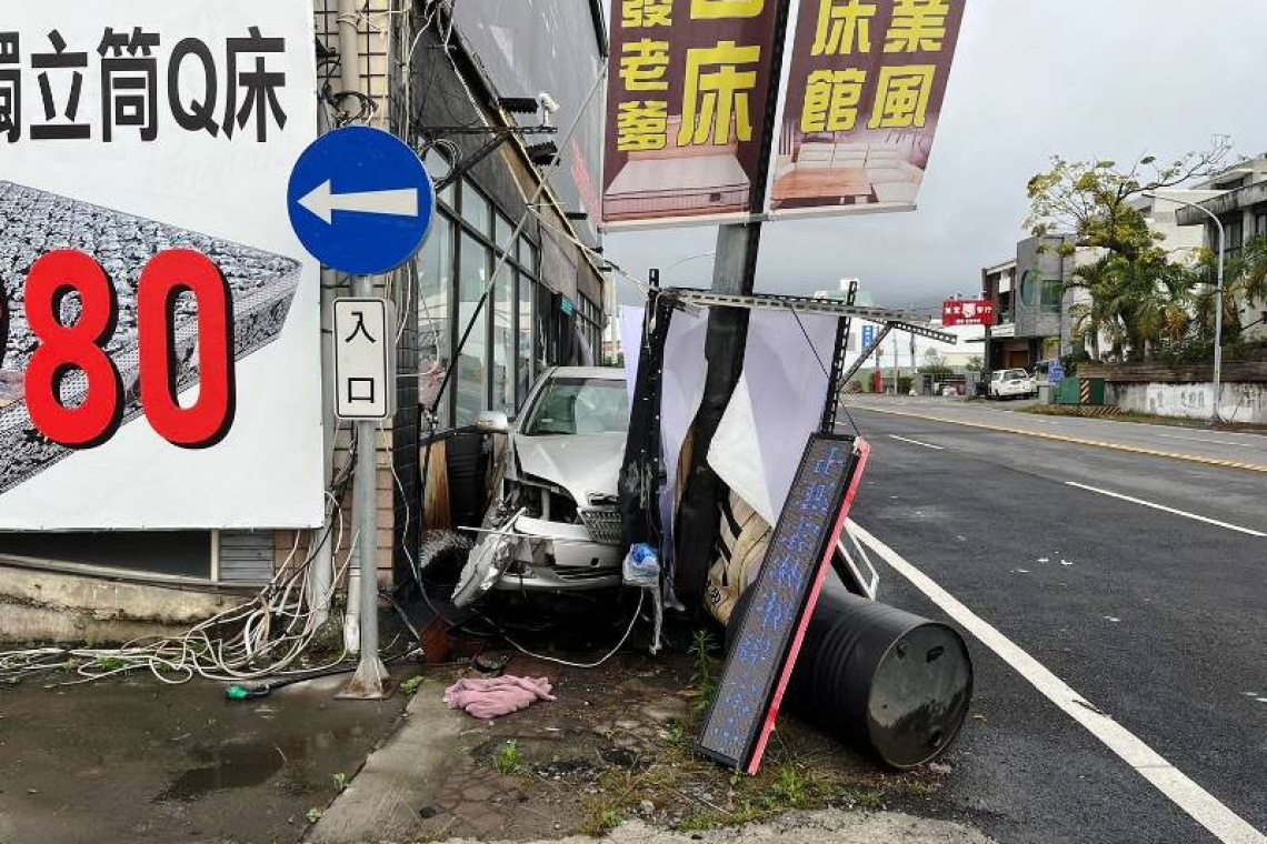 驚鴻一瞥∕66歲女司機撞路燈