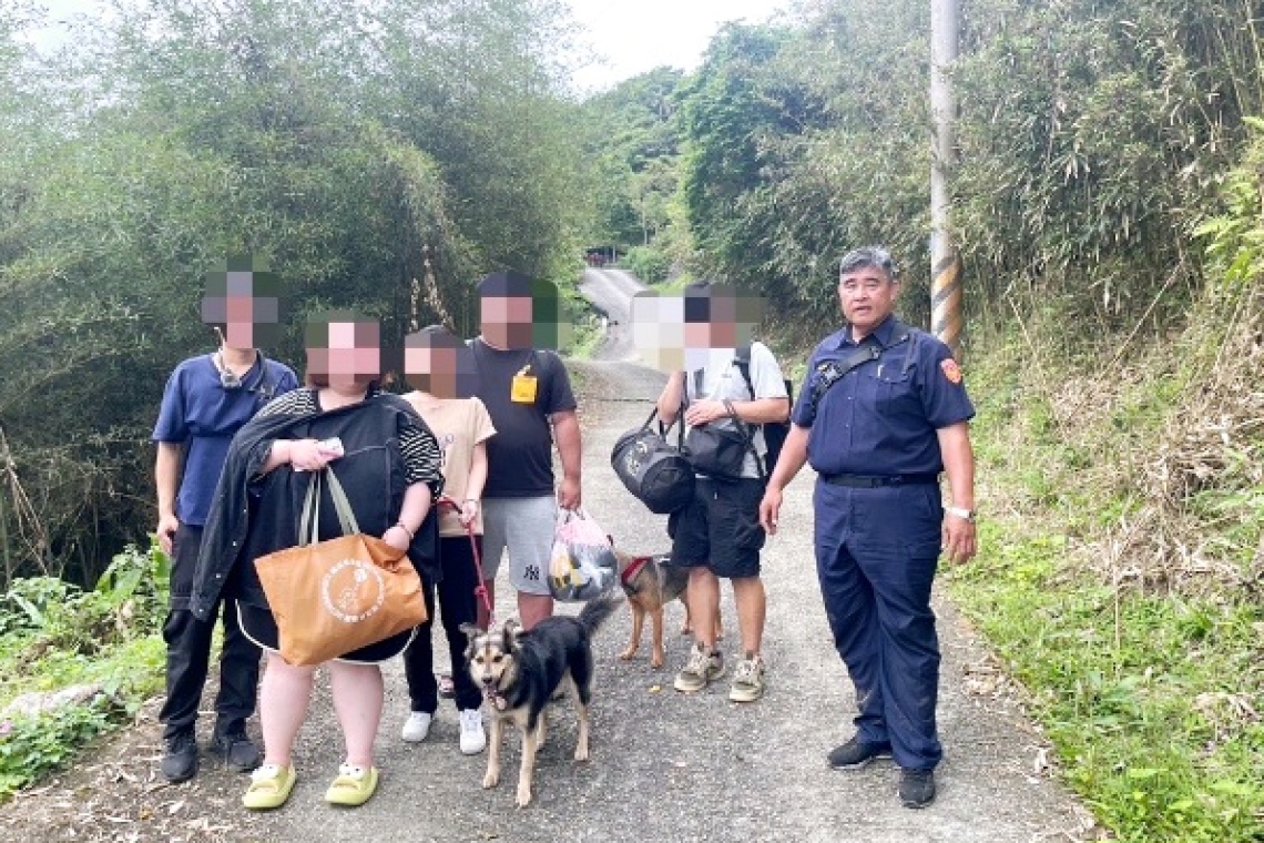 震後救援／警勇救遊客與寵物