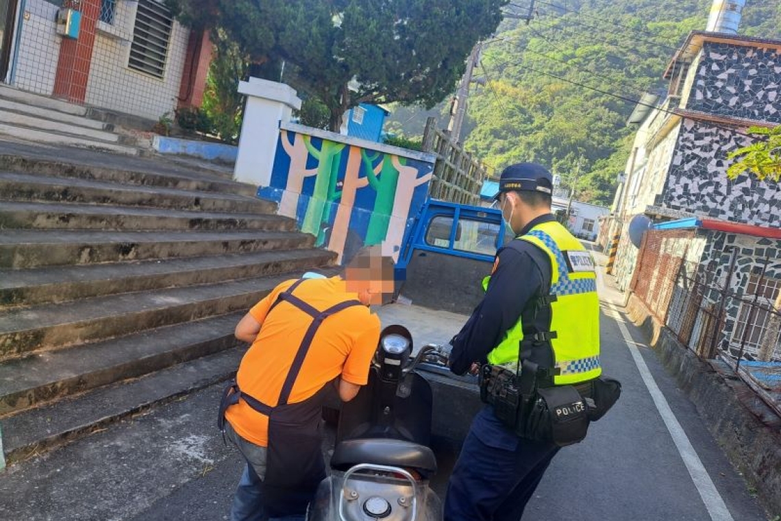 商人爆胎困境獲解／立山所長即時道路救援