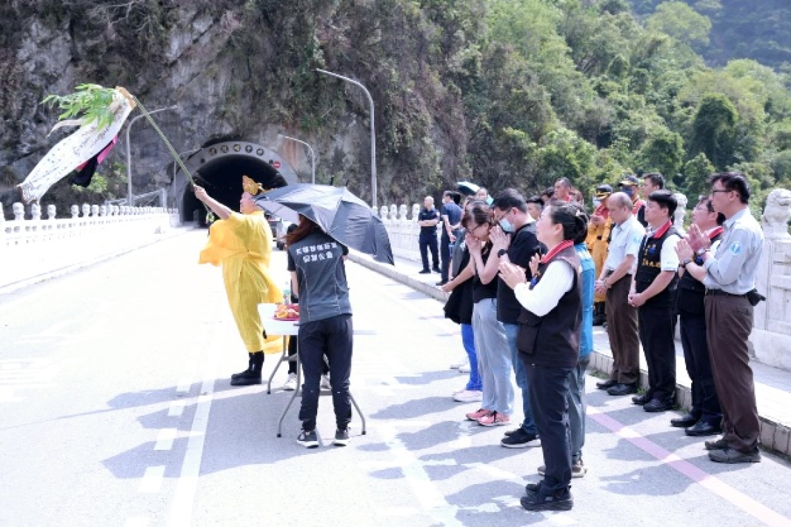 持續搜救新加坡夫婦／家屬舉行招魂法會