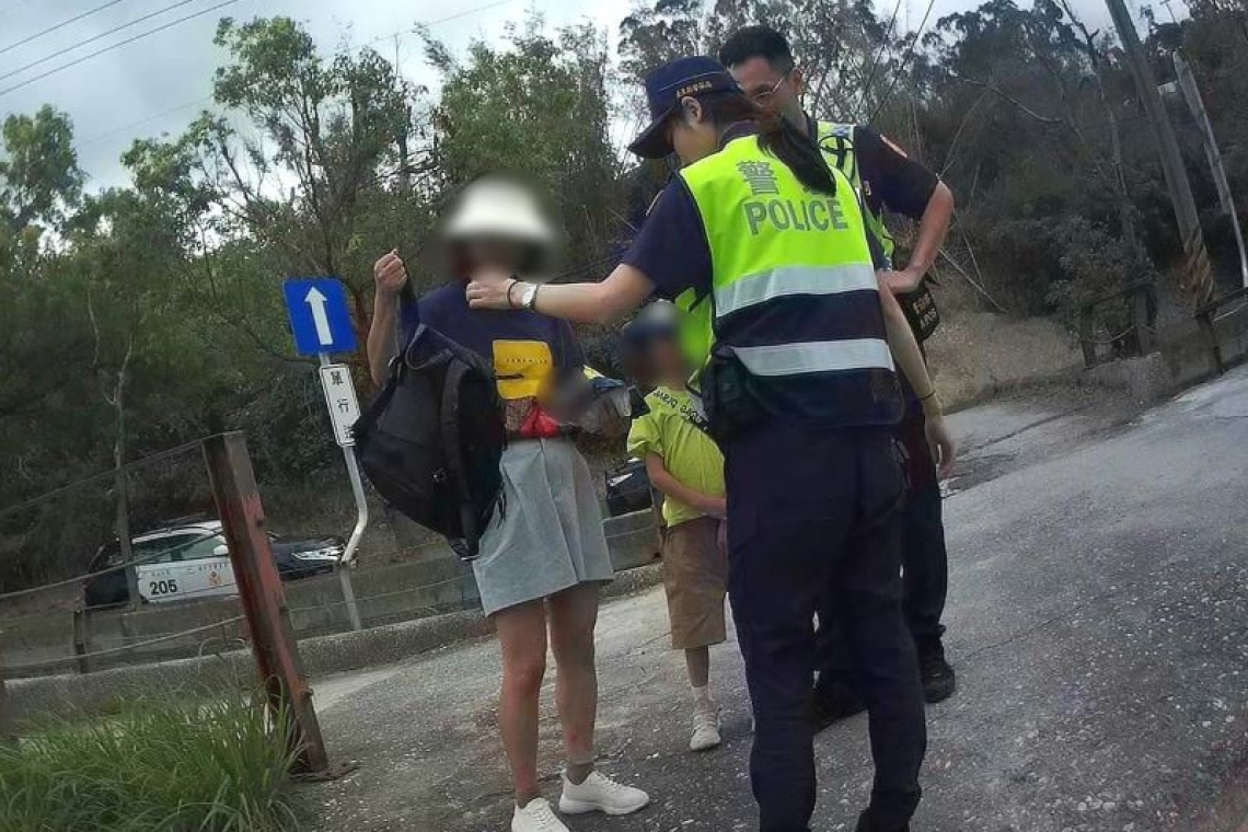 澳洲母子騎單車遇險／關山警即時援助