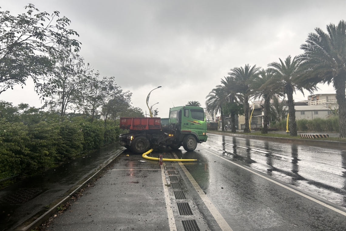 雨天大貨車自撞電線桿／吉安警呼籲下雨天務必減速慢行