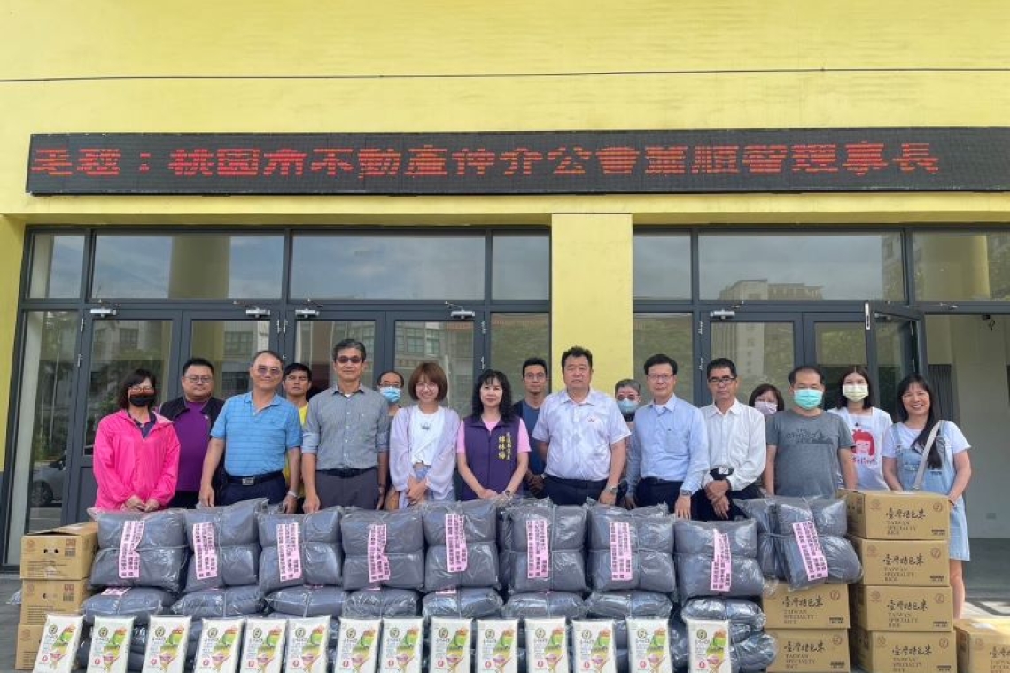 桃園市不動產仲介公會攜手無極聖安宮捐贈物資 ／花蓮縣議員韓林梅協助送暖