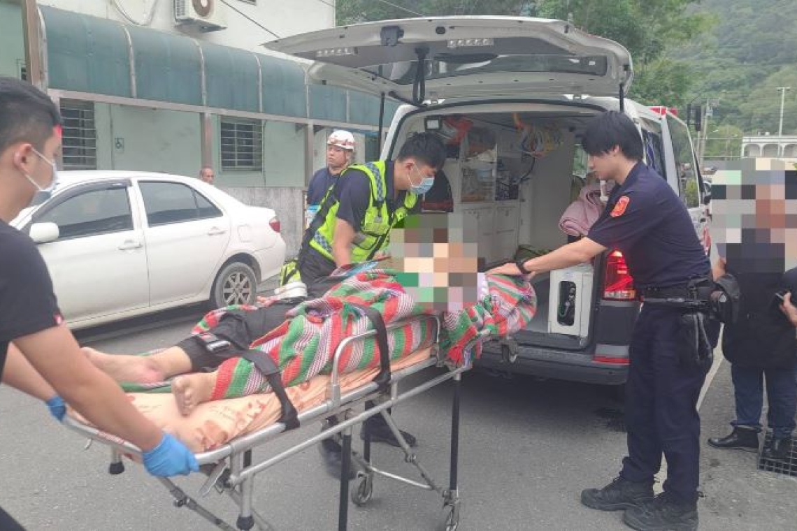 警消人員在撤村任務中展現出色同理心 