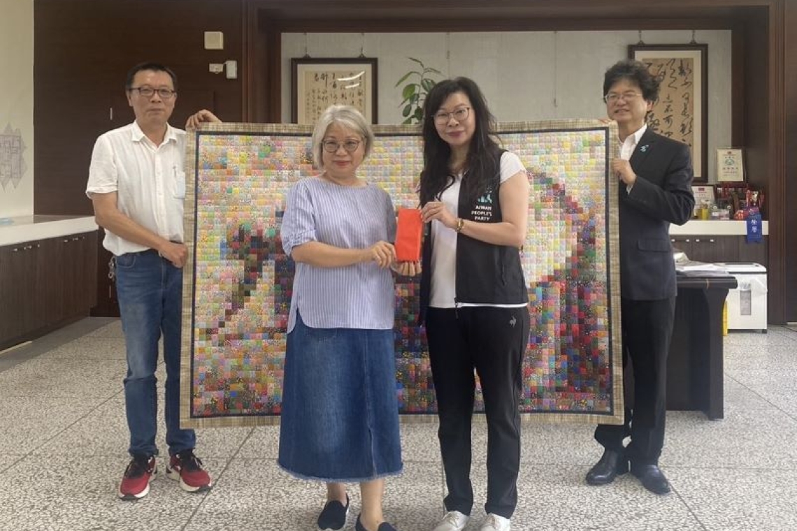 立法院林憶君與民眾黨主席柯文哲╱慰問當地商家及花蓮女中