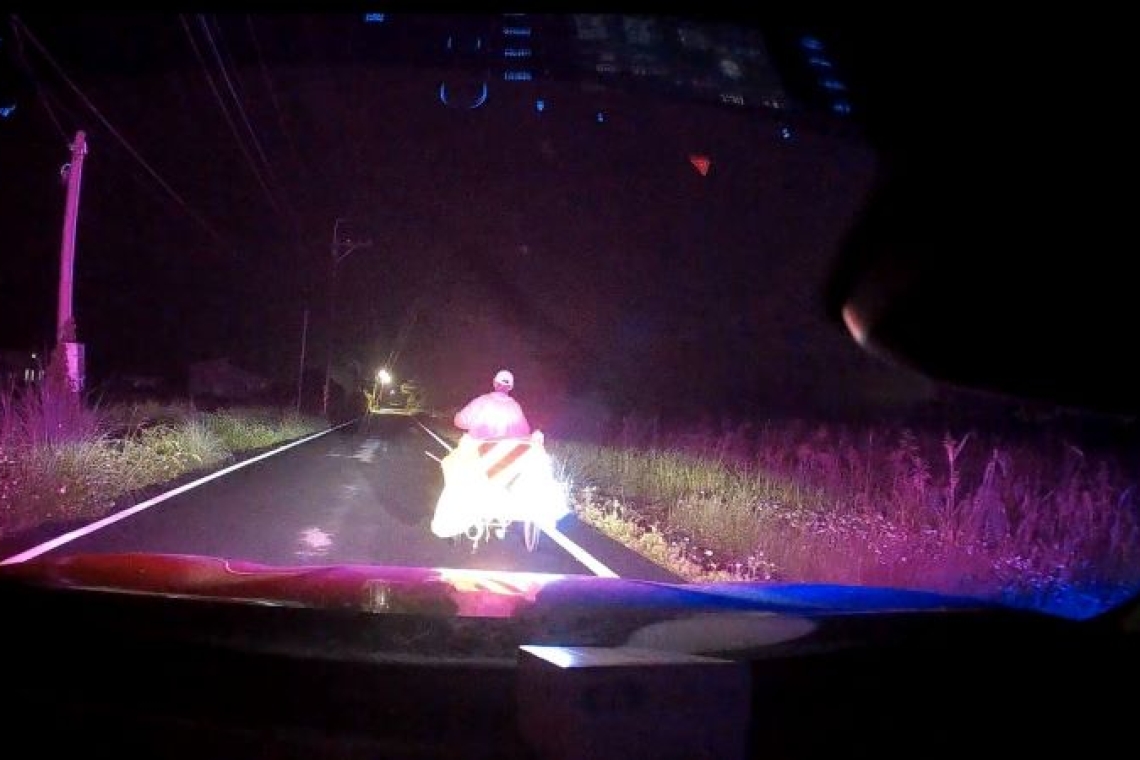 一盞明燈點亮回家的路╱鳳警夜雨溫馨協助民眾