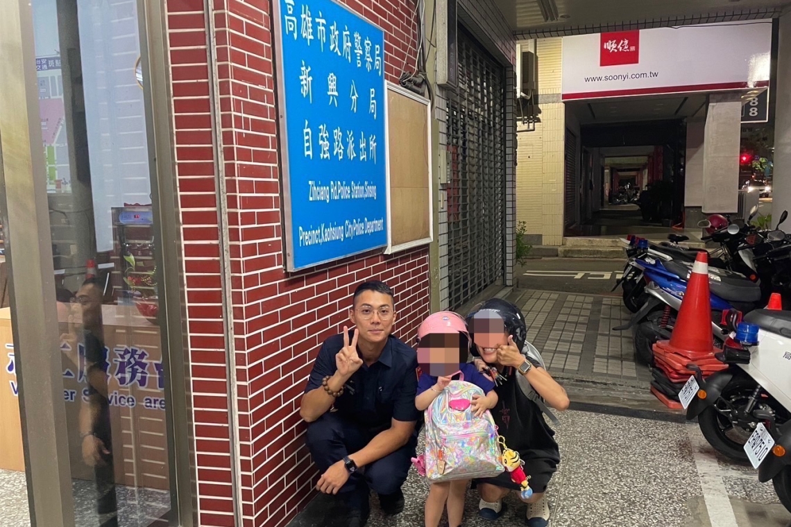 【小女孩因書包遺落好傷心 自強暖警火速尋回 迎回女孩最真的微笑】