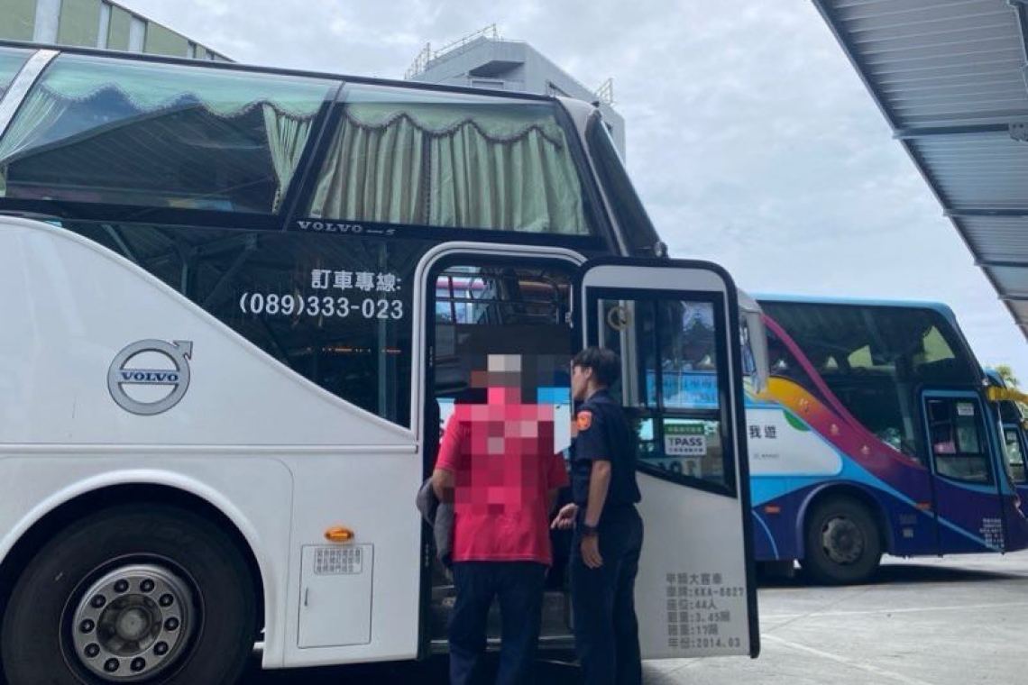 老翁海邊走失╱東警聯合客運業者協助返家