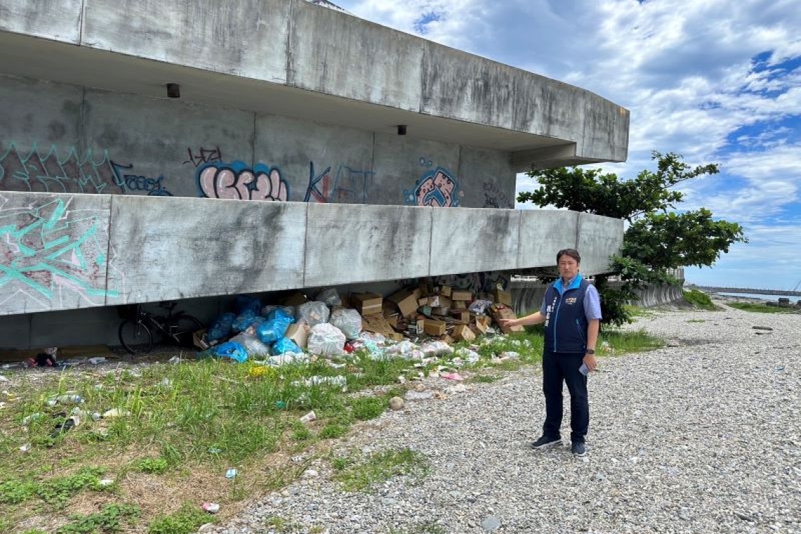 花蓮陽光電城沙灘遭堆置廢棄物／魏嘉賢呼籲環保局即刻處理