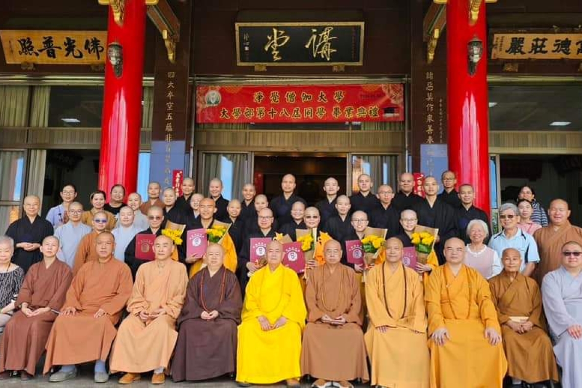 淨覺僧伽大學畢業典禮 一段里程，一段始終。 祝願高鵬，為你喝采！  淨覺沙門 如佑祝願！