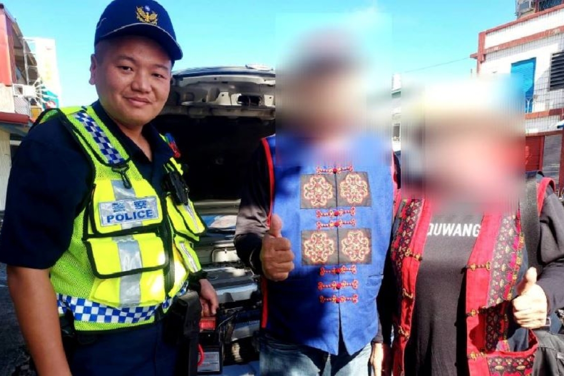 展現人性光輝 / 大武暖警助排除車輛故障 