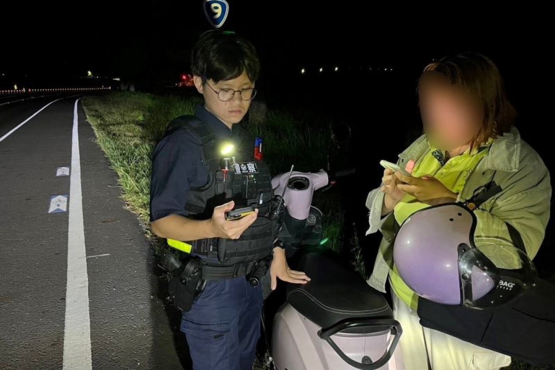 鹿野深夜暖警相助 / 女子機車拋錨平安返家