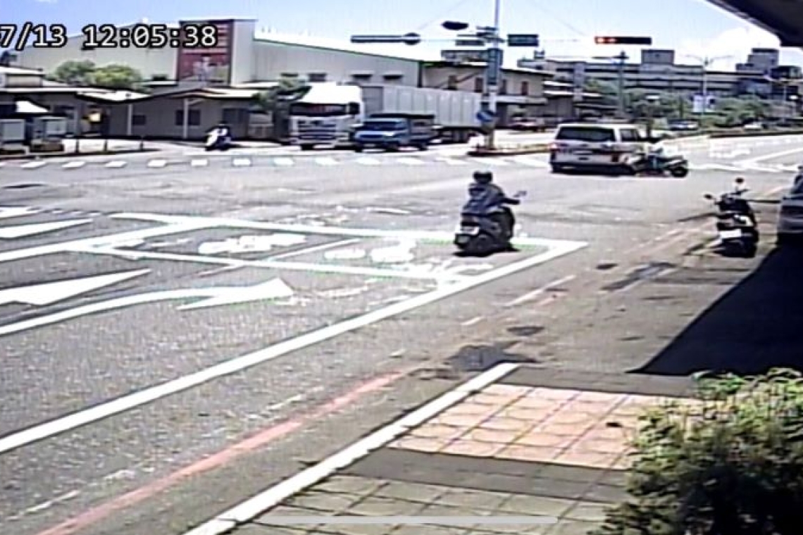 中央路與豐村路的交叉口發生碰撞
