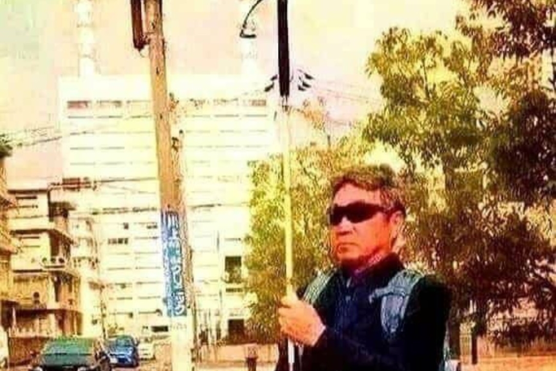 我也是第一次知道:當盲人把手杖  舉過頭頂時,表示他正遇上困難在  尋求幫助!...