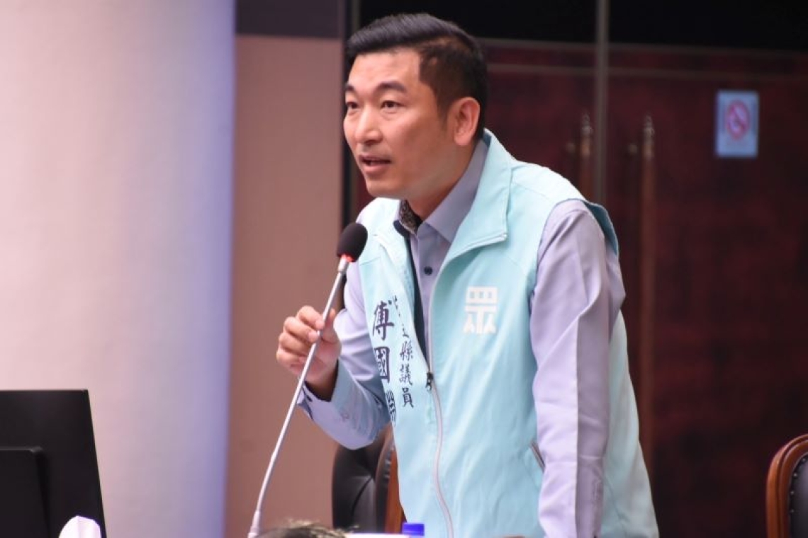  漂流木塞滿漁港／縣議員傅國淵要求農業部負責