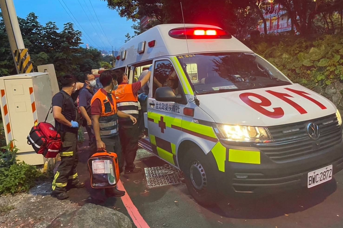 圓山風景區有一名患者身體不適，撥打📞119通報🚑，由中山睦鄰救援隊 #謝章鍊副隊長 引導抵達的消防、救護人員
