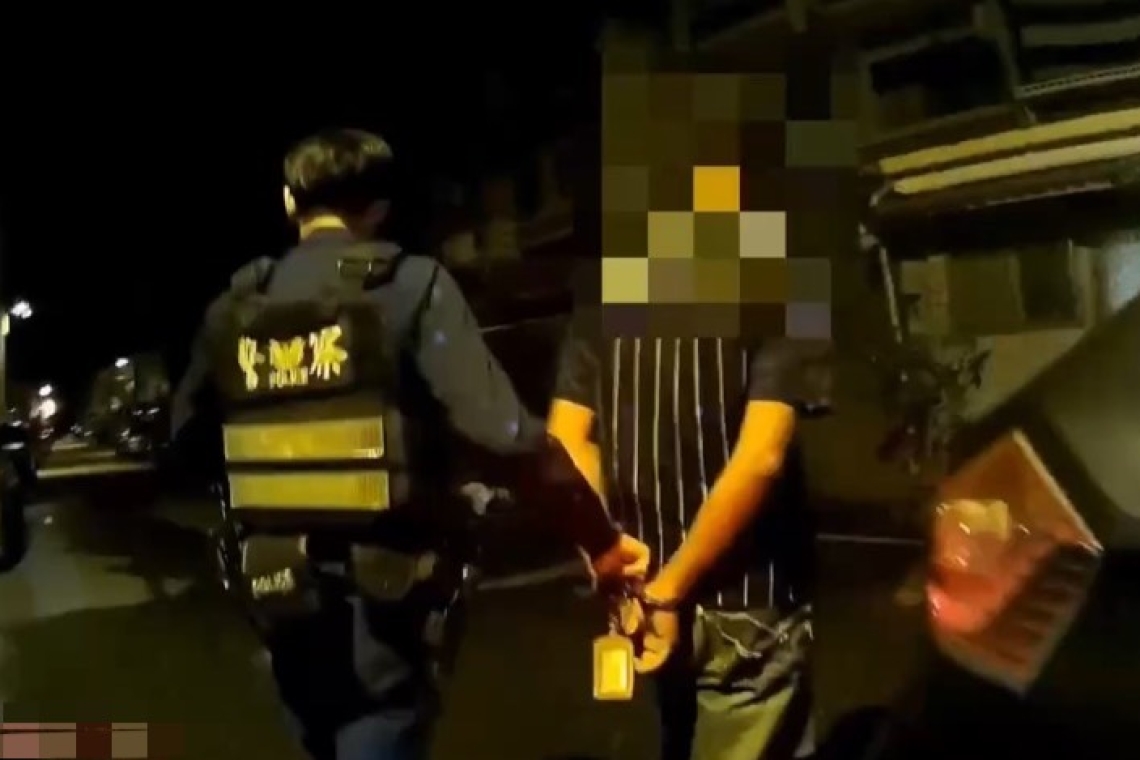 涉毀損鄰宅鋁門∣男子清晨被花蓮警方帶回偵辦