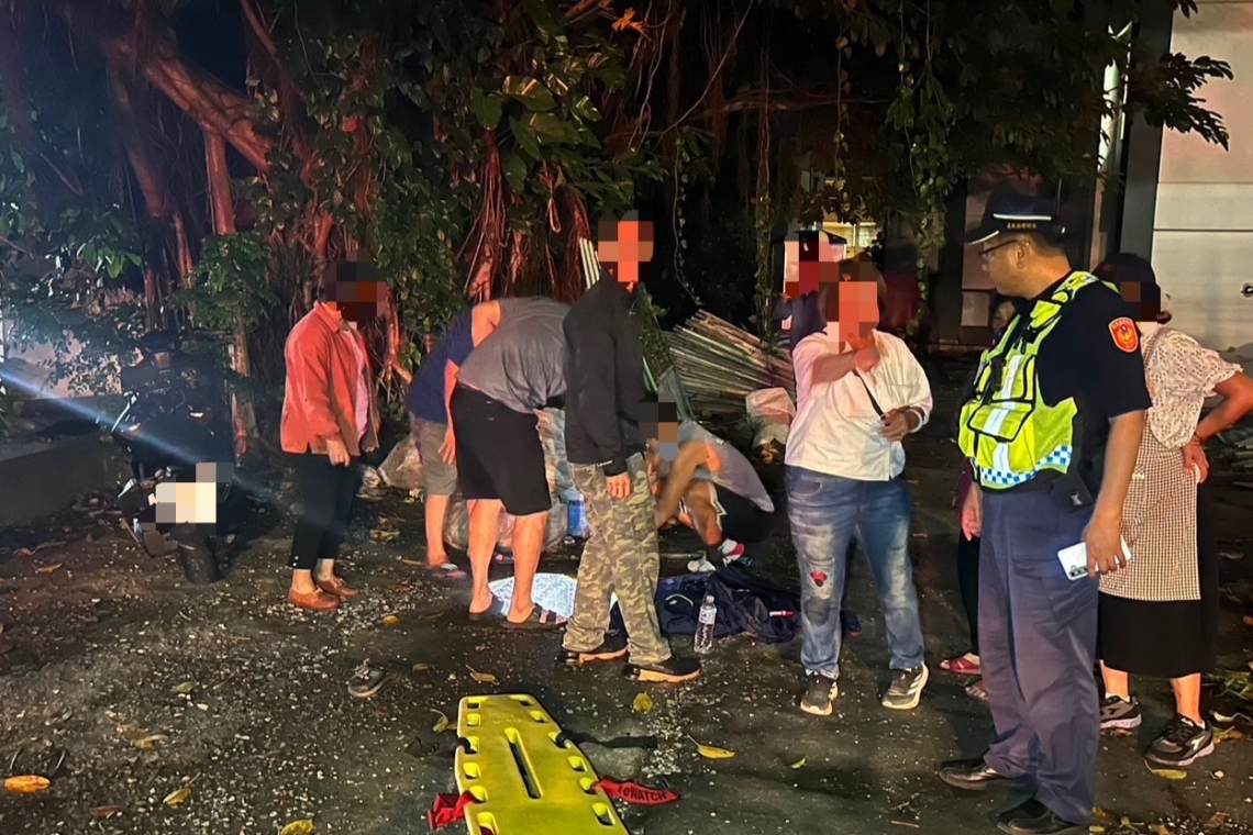 婦人掉入水溝∣大武警協同民眾及時救出
