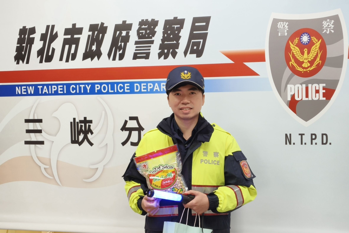早安驚喜！「暖心媽媽」護童上學突送開心果 員警直呼：心比果仁還甜！