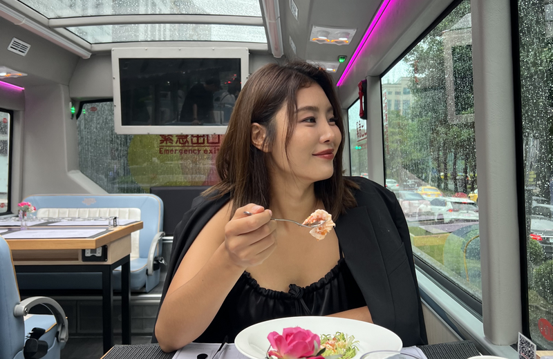 3 臺北雙層餐車的美食讓姜素妍讚嘆不已