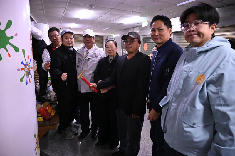 動土象徵性持鐵鎚敲柱子2_0_0.jpg