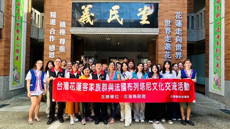 法國布列塔尼交流團與客家處處長合照_0.jpg