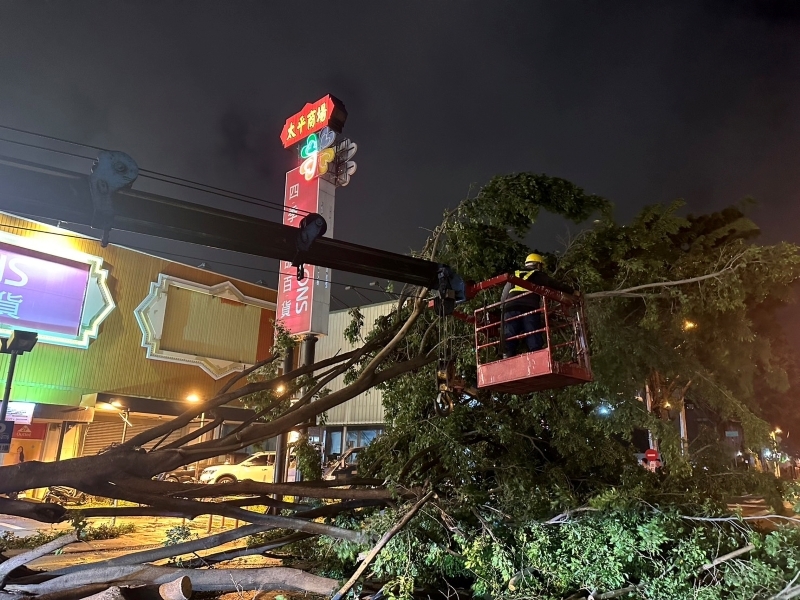 07_建設團隊徹夜守護發生樹木倒塌立即前往搶災_0.jpg