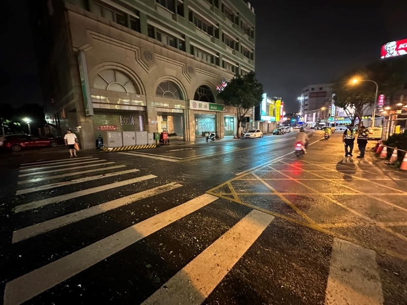 09_建設團隊徹夜守護搶災完成維持道路通暢_0.jpg