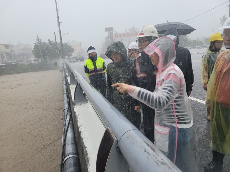 凱米颱風帶來強烈風雨高雄市長陳其邁前往美濃勘察了解當地受災情形.jpg