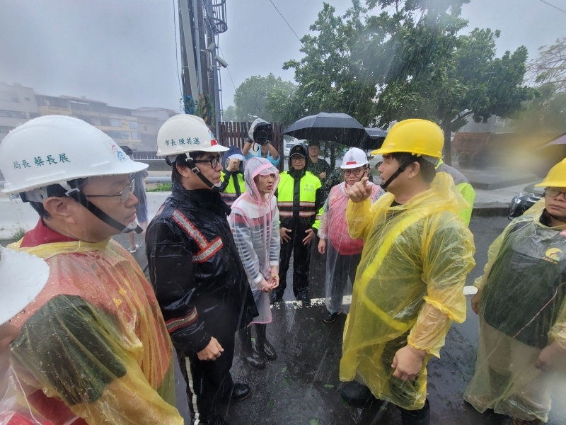 凱米颱風帶來強烈風雨高雄市長陳其邁前往美濃勘察了解當地受災情形02.jpg