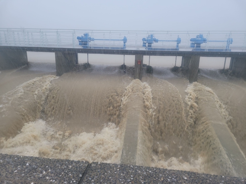 凱米颱風帶來強烈風雨高雄市長陳其邁前往美濃勘察了解當地受災情形04.jpg