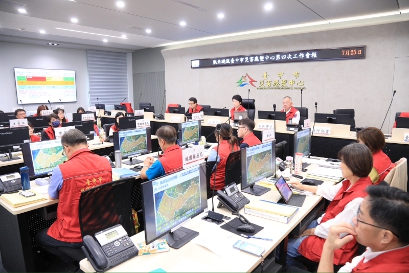 盧市長聽取中央氣象署及逢甲大學氣象團隊簡報.jpg