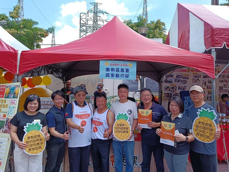 長官來賓會場參觀.jpg